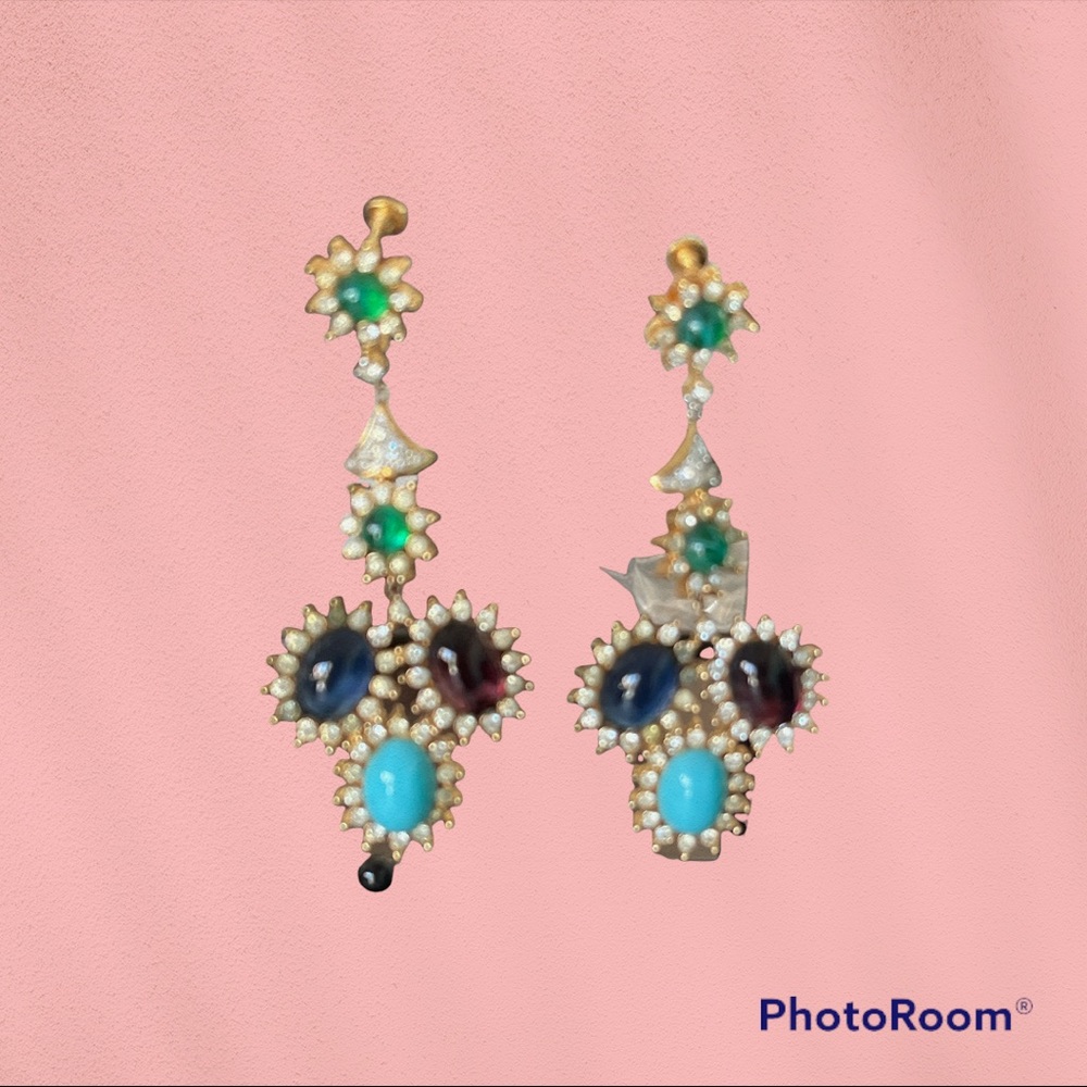 Vintage gold and rhinestone chandelier clip on earrings.